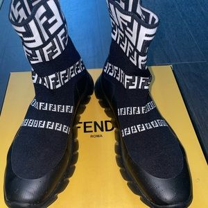 FENDI SNEAKER SIZE 9